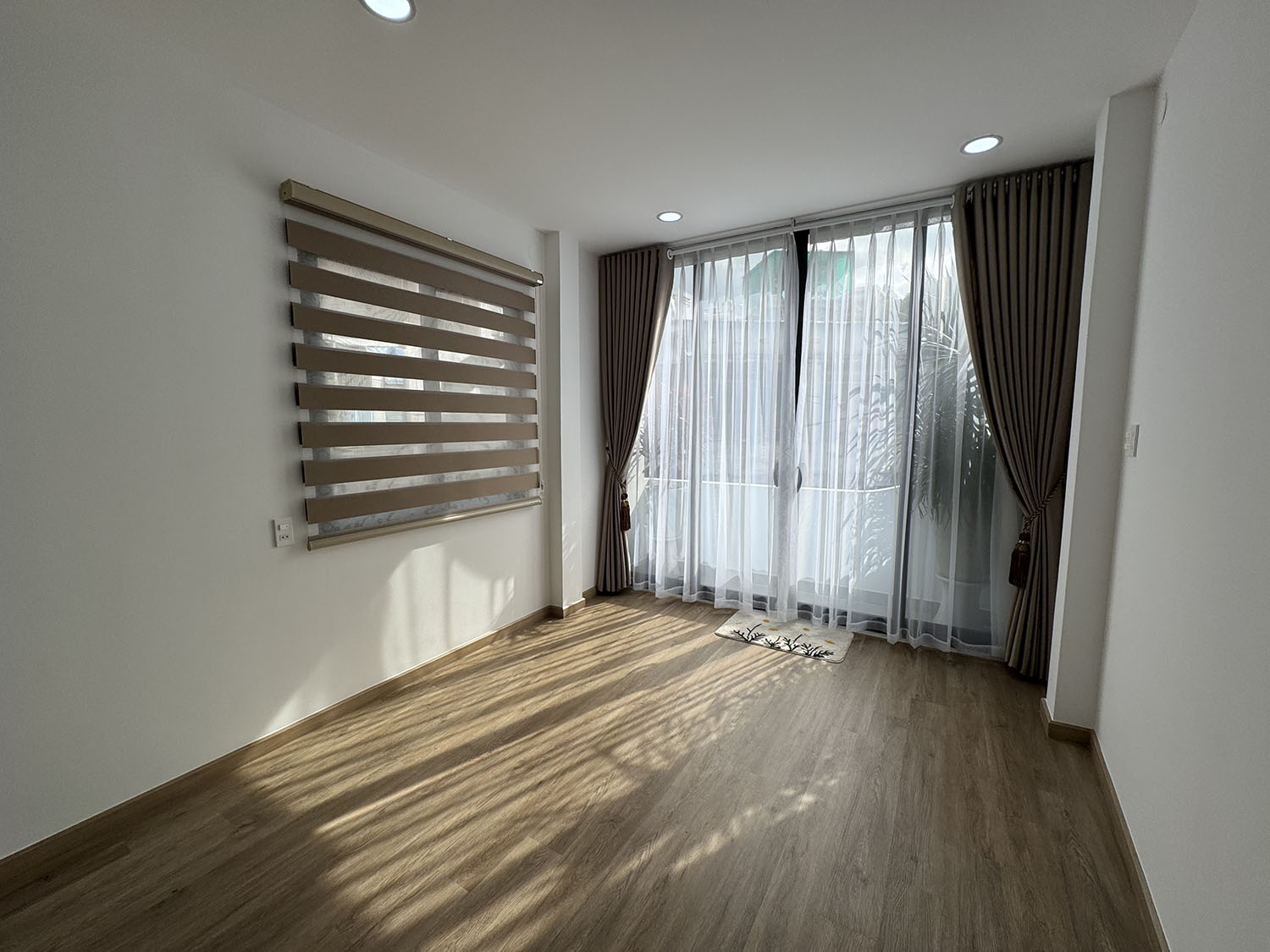 Tuyệt phẩm Nhà Phố 2 lầu full nội thất cao cấp hẻm 2 xe hơi 7 chỗ tránh nhau khu VIP Đặng Văn Ngữ
